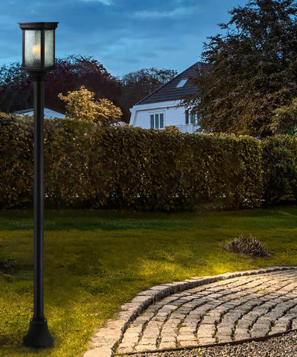 چراغ حیاطی ایستاده