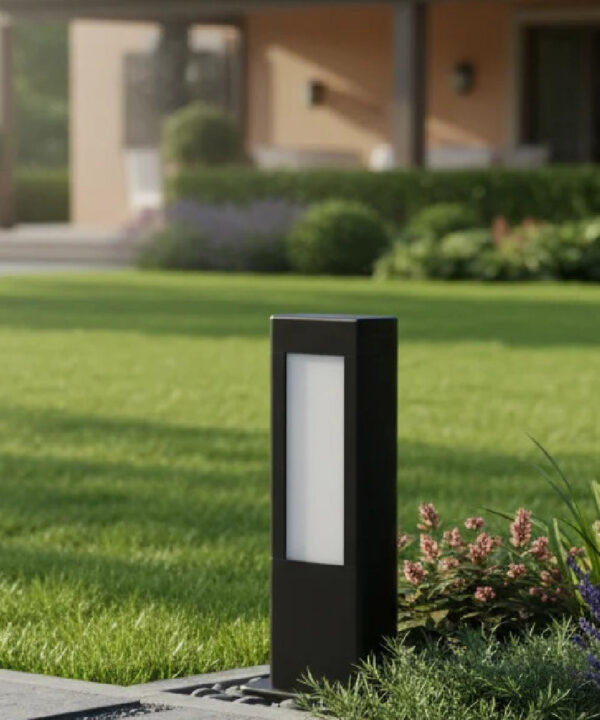 چراغ-باغی-و-باغچه-ای-ایستاده