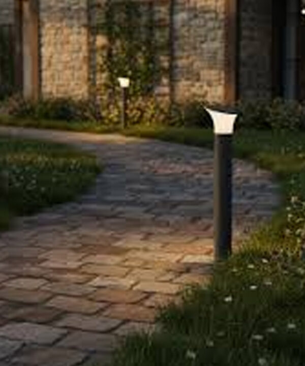 چراغ-باغی-و-باغچه-ای-ایستاده